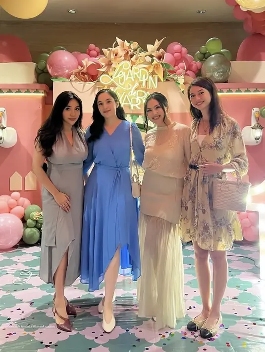 Yuki Kato tampil feminim mengenakan mini dress warna dasar hijau dengan motif bunga, dipadukan inner tanktop putih sambil membawa tas keranjang dan mengenakan flat shoes.[@chelseaislan]