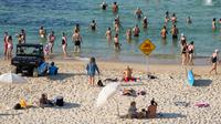 Orang-orang berenang di Pantai Bondi Sydney saat suhu yang melebihi 40 derajat Celcius (104 derajat Fahrenheit) diperkirakan akan melanda sebagian wilayah timur Australia, Sabtu (9/12/2023). Peringatan gelombang panas diberlakukan di seluruh negara bagian daratan Australia, dengan peringatan bahaya kebakaran ekstrem hingga bencana dikeluarkan pada hari Jumat untuk wilayah Australia Selatan, Victoria utara, pedalaman NSW, dan Greater Sydney. (AP Photo/Mark Baker)