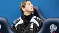 Liverpool&#039;s forward Fernando Torres takes his seat on the bench before they took on Bolton Wanderers in their English Premier League match at Reebok Stadium in Bolton, on November 15, 2008. AFP PHOTO/PAUL ELLIS