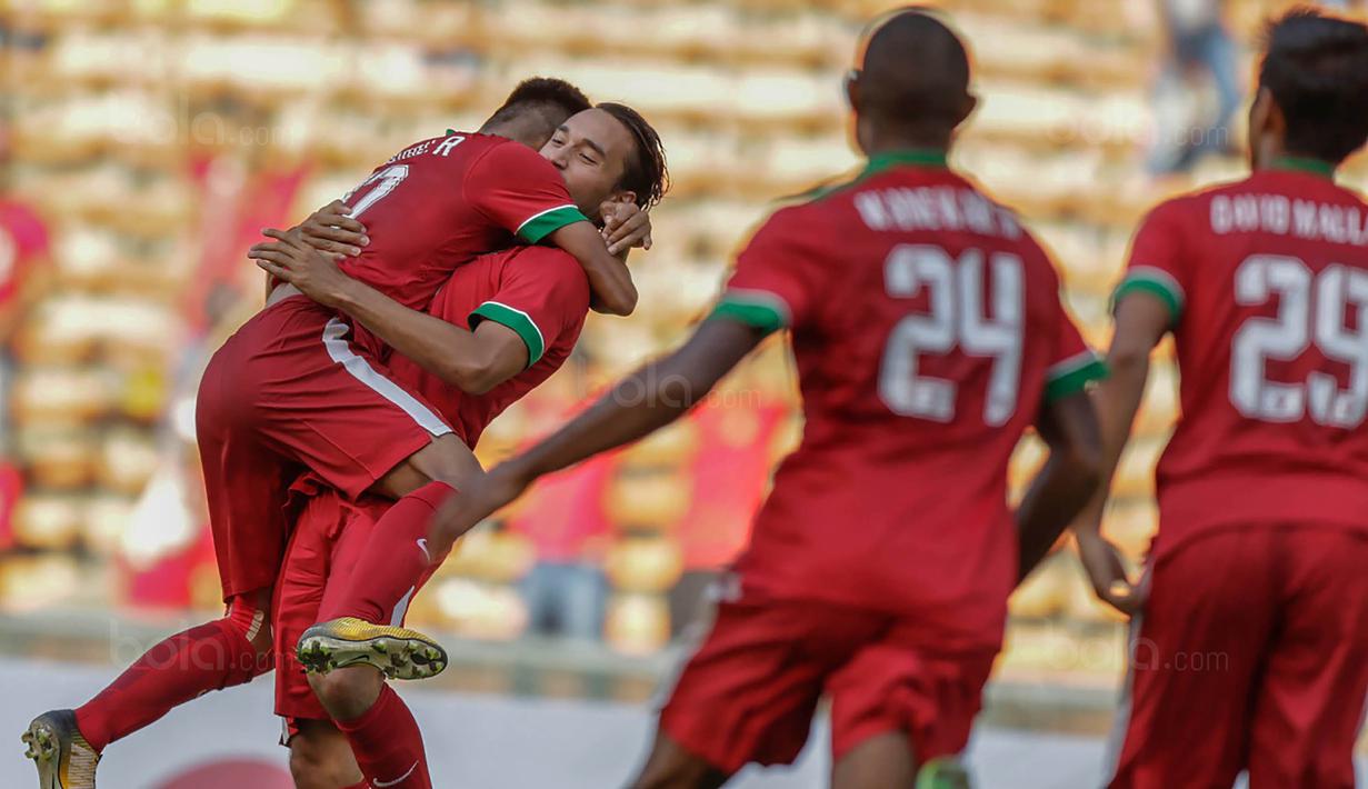 Para pemain Timnas Indonesia merayakan gol yang dicetak oleh Ezra Walian ke gawang Kamboja. Indonesia pada fase grup mencetak total tujuh gol. (Bola.com/Vitalis Yogi Trisna)
