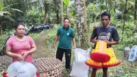 Dua dari tiga anak dengan kondisi disabilitas, pasangan asal Karangasem Bali dapat bantuan hewan ternak dari Kemensos. (Foto: Kemensos)