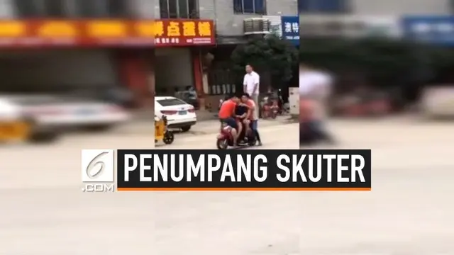 Rekaman CCTV menampilkan momen dimana enam orang tumpangi satu skuter di China. Aksi mereka dilakukan untuk menguji kapasitas skuter.