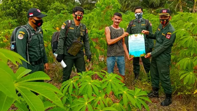 Personel Manggala Agni Riau mensosialisasikan bahaya kebakaran lahan kepada masyarakat di tengah pandemi Covid-19.