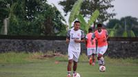 Gelandang Madura United, Asep Berlian. (Bola.com/Permana Kusumadijaya)