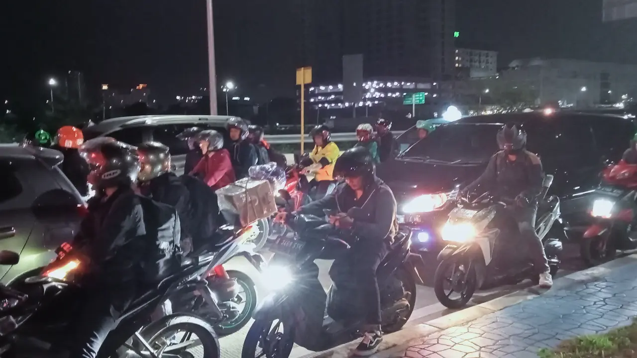Pemudik roda dua di Kalimalang, Bekasi