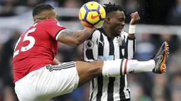 Antonio Valencia (kiri) menghalau bola dari kejaran pemain Newcastle United, Christian Atsu pada lanjutan Premier League di St James' Park, Newcastle, (11/2/2018). Necastle menang 1-0 atas Manchester United. (Owen Humphreys/PA via AP)