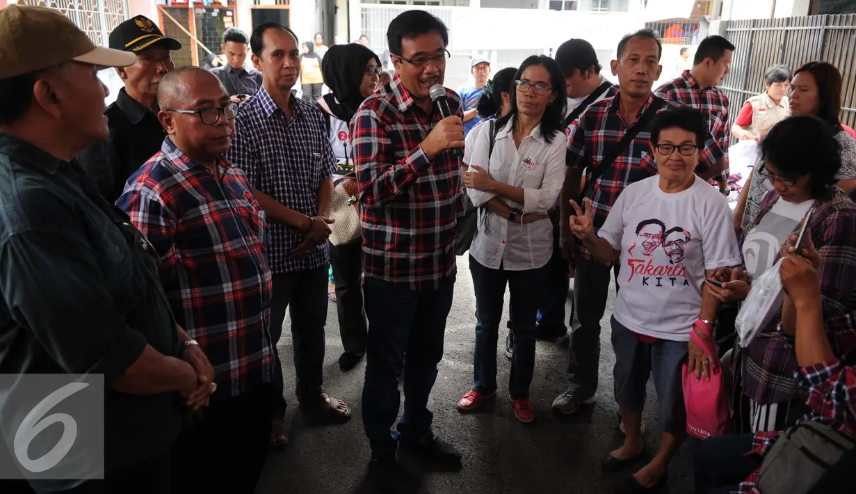 Cawagub, Djarot Saiful Hidayat memaparkan program kerjanya saat kegiatan pengobatan gratis di Pengadegan Barat, Jakarta, Kamis (26/1). Pengobatan gratis tersebut dilakukan untuk memberikan penyuluhan mengenai hidup sehat. (Liputan6.com/Gempur M. Surya)