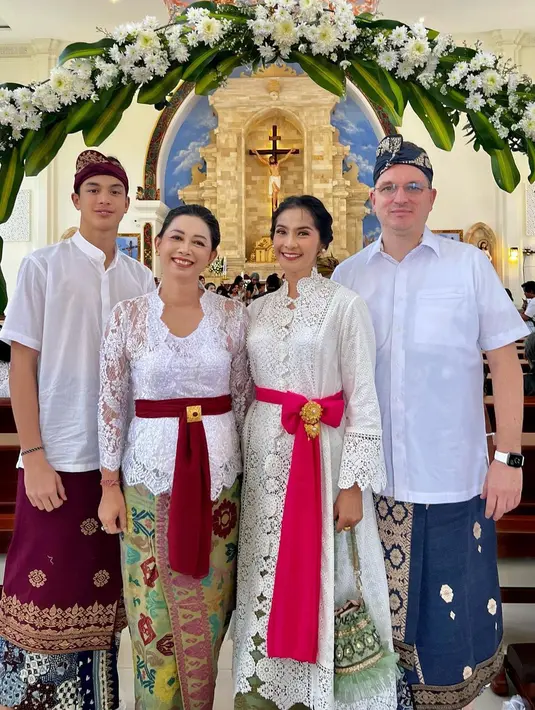 Maudy Koesnaedi mengenakan kebaya Bali modifikasi panjang dan selendang pink. Dipadukan dengan kain tenun yang senada dengan tas yang dijinjingnya [@maudykoesnaedi]