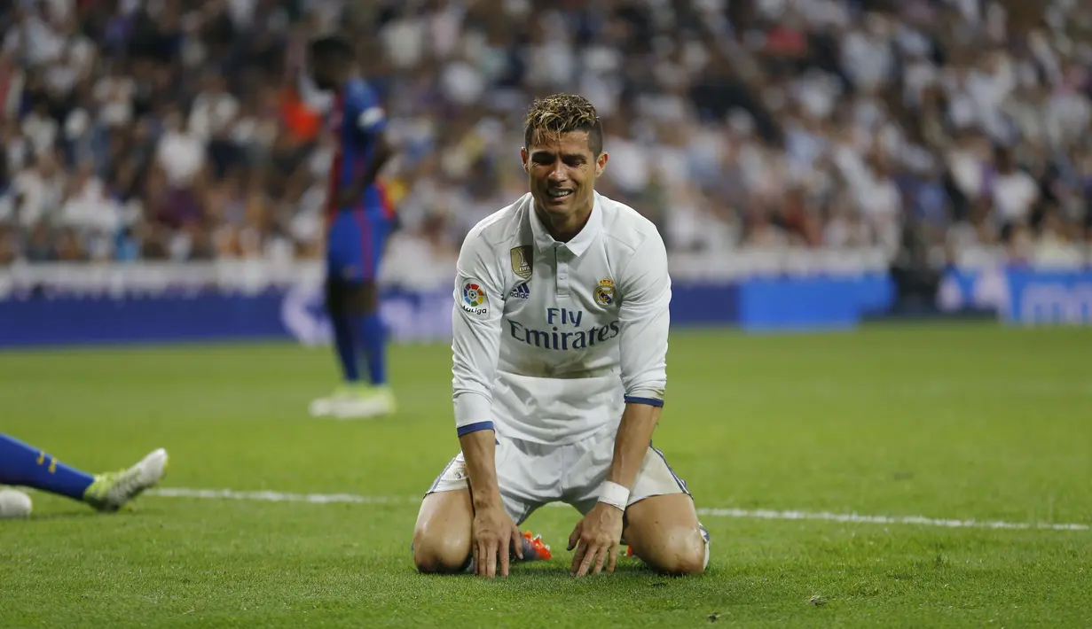 Ekspresi Cristiano Ronaldo saat timnya kalah dari Barcelona pada duel El Clasico di Santiago Bernabeu stadium, Madrid, Spanyol, Minggu, (23/4/2017). Barcelona menang 3-2. (AP/Francisco Seco)