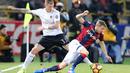 Pemain Bologna, Ladislav Krejci (kanan) berusaha keluar dari hadangan pemain AC Milan, Juraj Kucka pada laga Serie A di di Stadio Renato Dell'Ara, Bologna,  (8/5/2/2017).  MIlan mengan 1-0. (EPA/Giorgio Benvenuti)