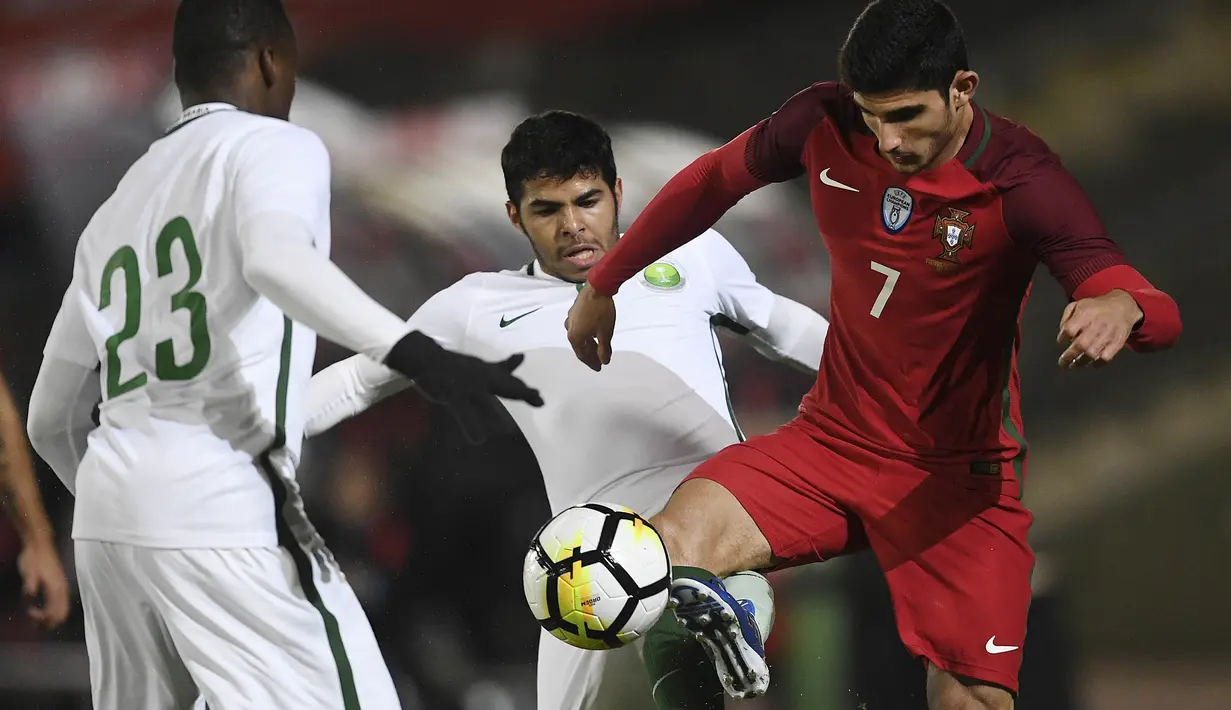 Gelandang Portugal, Goncalo Guedes, berebut bola dengan gelandang Arab Saudi, Yahia Alshehri, pada laga persahabatan di Stadion Municipal do Fontelo, Sabtu (11/11/2017). Portugal menang 3-0 atas Arab Saudi. (AFP/Francisco Leong)