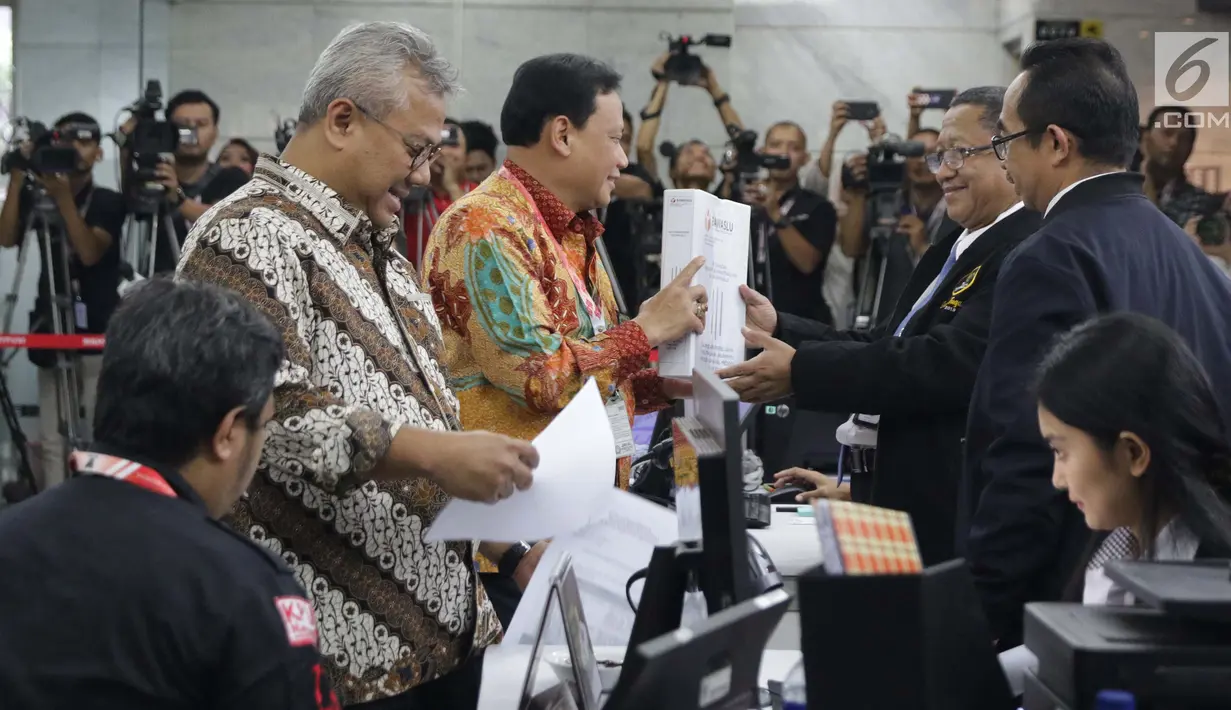 Ketua Bawaslu RI, Abhan (tengah) saat menyerahkan alat bukti untuk menghadapi perselisihan hasil Pilpres 2019 di Gedung Mahkamah Konstitusi, Jakarta, Rabu (12/6/2019). Bawaslu menyerahkan 134 alat bukti serta keterangan setebal 151 halaman. (Liputan6.com/Helmi Fithriansyah)