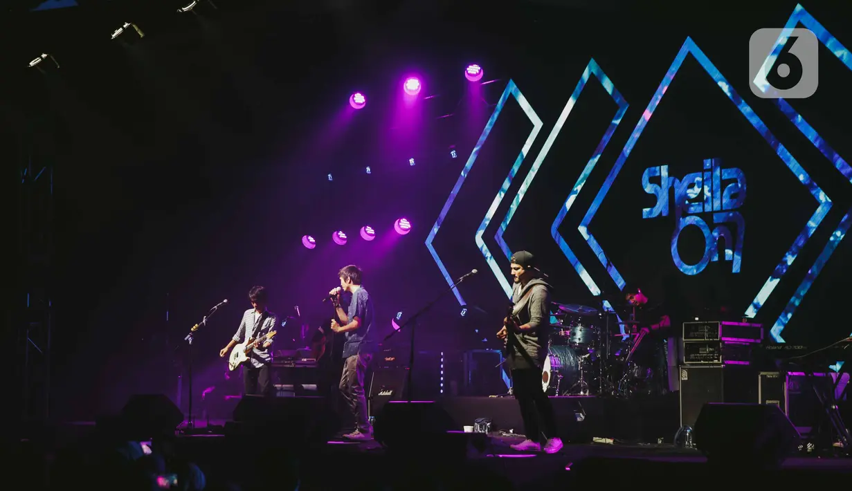 Penampilan grup band Sheila On 7 dalam konser bertajuk 'A Night with Sheila on 7' di Gandaria City Hall, Jakarta, Kamis (6/12/2019). Dalam penampilannya mereka membawakan berbagai lagu andalan diantaranya lagu" Kita", "Dan", "Betapa", "Seberapa Pantas" serta "Sephia". (Liputan6.com/Faizal Fanani)