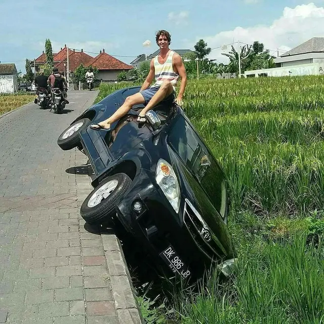 7 Kelakuan Nyeleneh Turis Saat Liburan di Bali Ini Bikin Geleng Kepala