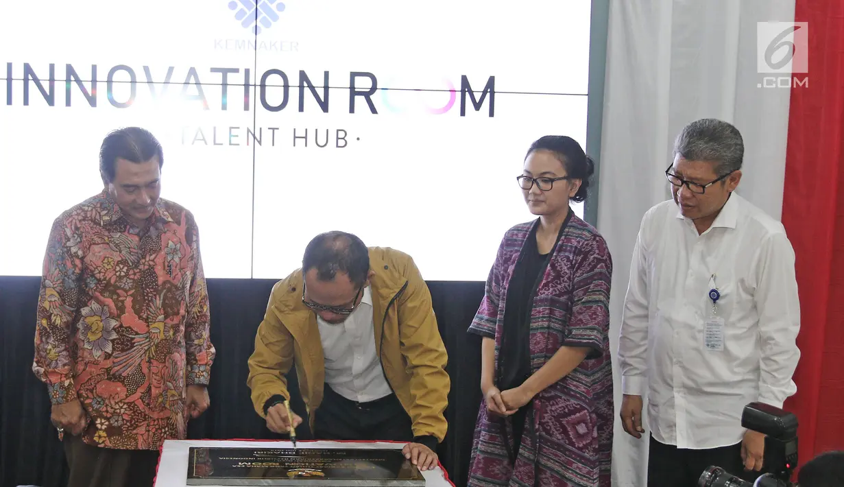 Menaker Hanif Dhakiri mentanda tangani prastati saat meresmikan Innovation Room di Jakarta, Kamis (28/6). Kemnaker meresmikan ruang inovasi bertujuan membantu anak-anak muda mengembangkan bisnis digital dan proyek kreatif. (Liputan6.com/Herman Zakharia)
