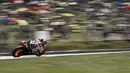 Aksi pebalap Repsol Honda Team, Dani Pedrosa lewat bidikan kamera dengan teknik panning pada kualifikasi MotoGp di Sirkuit Brno, (5/8/2017). Marc Marquez menjadi juara pada balapan tersebut. (AFP/Michal Cizek) 