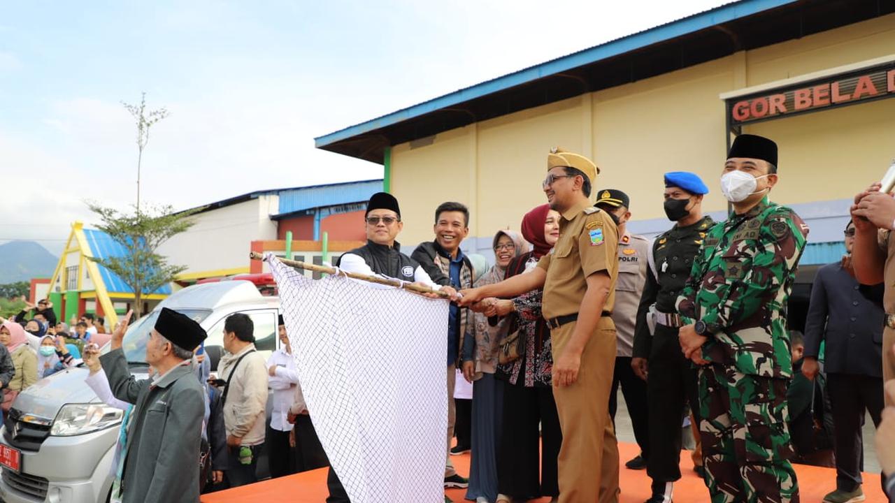 Wakil Bupati Garut Helmi Budiman didamping Kepala Kemenag Garut Cece Hidayat melepas rombongan kedua sebanyak 404 jemaah haji asal Garut, Jawa Barat. (liputan6.com/Jayadi Supriadin)