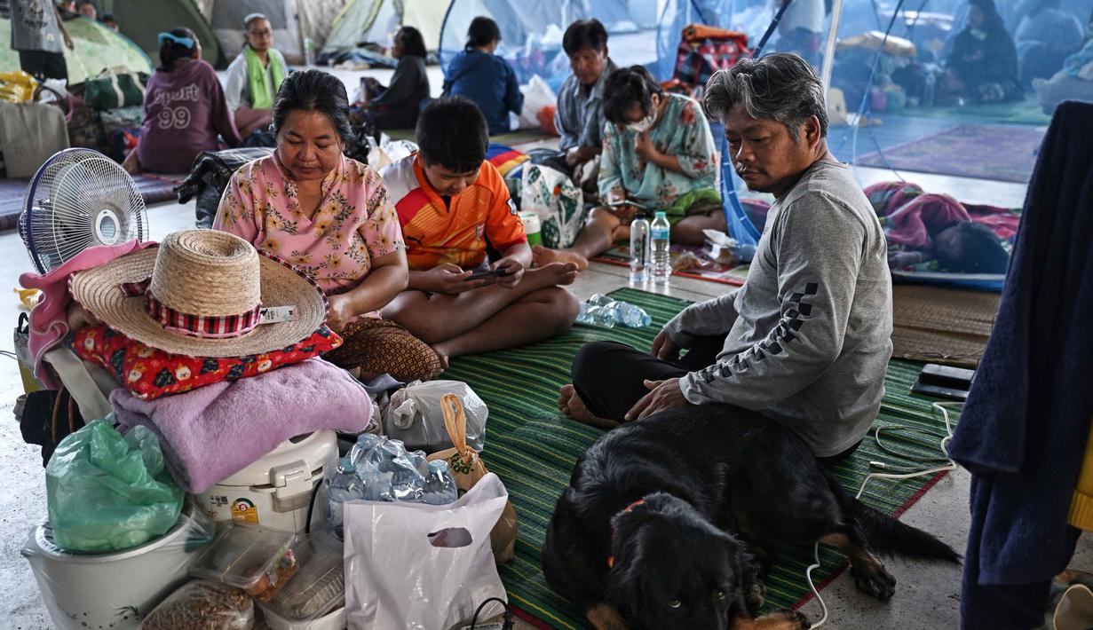 Juru bicara Kementerian Pertahanan Thailand, Surasant Kongsiri, mengatakan pada Rabu (10/12/2025), warga sipil harus dievakuasi dalam jumlah besar karena apa yang kami nilai sebagai ancaman langsung terhadap keselamatan mereka. Tampak dalam foto, warga pengungsi beristirahat sambil berlindung di pusat pengungsian selama bentrokan di sepanjang perbatasan Thailand-Kamboja di Provinsi Sa Kaeo, Thailand, pada Rabu 10 Desember 2025. (Lillian SUWANRUMPHA/AFP)