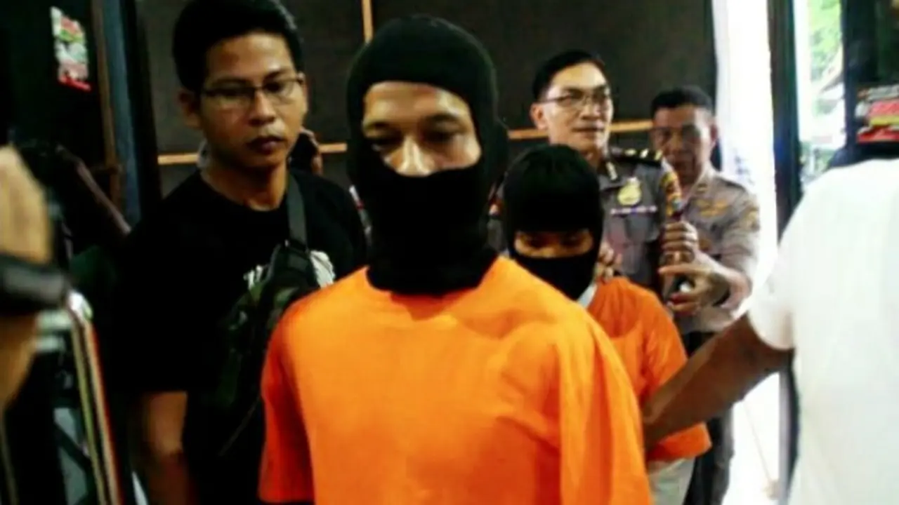 Pembunuh anak kandung di Pekanbaru digiring polisi untuk dibawa ke rumah sakit jiwa.