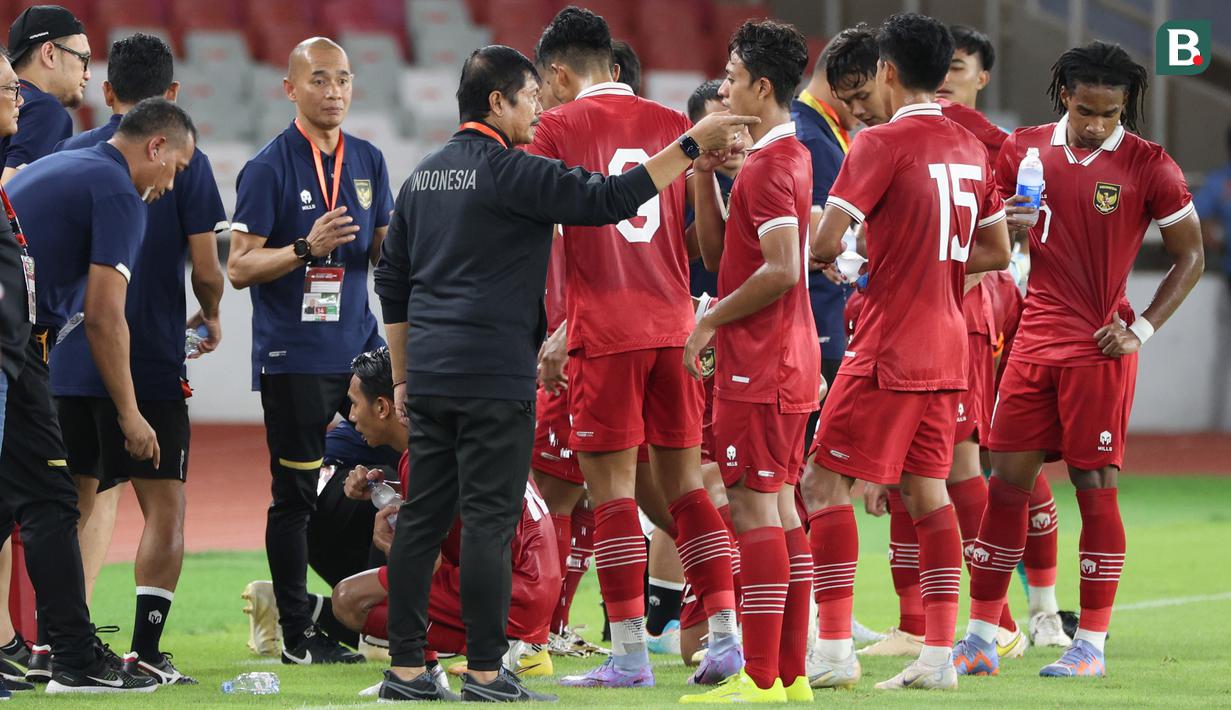 Pelatih Timnas Indonesia U-22, Indra Sjafri, memberikan instruksi kepada para pemain dalam pertandingan uji coba timnas Indonesia U-22 melawan Lebanon yang berlangsung di Stadion Utama Gelora Bung Karno (SUGBK), Jakarta, Jumat (14/4/2023). (Bola.com/Abdul Aziz)