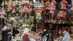 Sejumlah warga mengunjungi toko yang menjual pernak-pernik bertema Mohamed Salah di Kairo, Mesir, Senin (30/5/2018). Menjadi pahlawan baru bagi rakyat Mesir, pernak pernik Mohamad Salah laris manis. (AFP/Khaled Desouki)