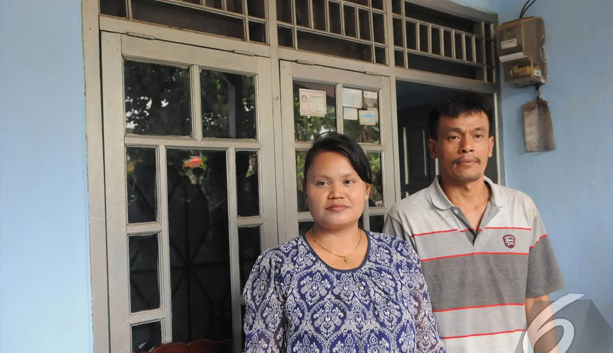 Orangtua Sony Wakwaw berpose di depan rumah baru mereka di kawasan Cibubur, Jakarta Timur. Foto diambil pada Kamis (4/12/2014). (Liputan6.com/Herman Zakharia)