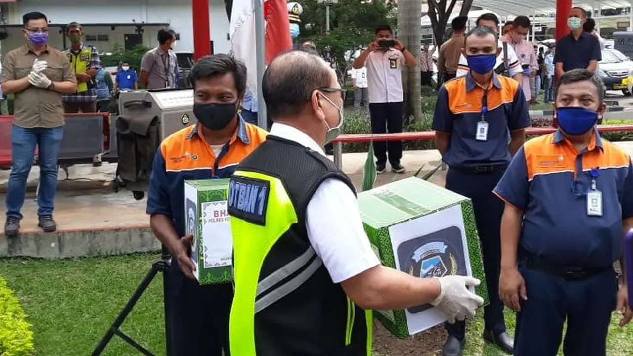 Komunitas Bandara Soekarno-Hatta (Kombata) bagikan 500 lebih paket sembako kepada pekerja di area Bandara Internasional Soekarno Hatta.