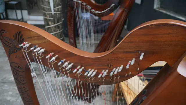 Harpa bermotif mega mendung