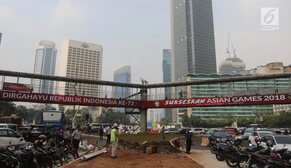 Jembatan penyeberangan orang (JPO) terlihat menghalangi pemadangan Patung Selamat Datang di tengah Bundaran HI.Jakarta, Selasa (24/7). JPO tersebut akan dibongkar untuk mempercantik pemandangan saat Asian Games. (Liputan6.com/Arya Manggala)