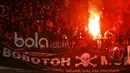 Ribuan suporter Persib Bandung atau yang akrab disapa Bobotoh menyalakan flare usai  pertandingan antara Persib Bandung vs Arema  FC di GBLA, Sabtu (15/04/2017). Kehadiran mereka untuk membakar semangat skuad Maung Bandung. (Bola.com/M Iqbal Ichsan)