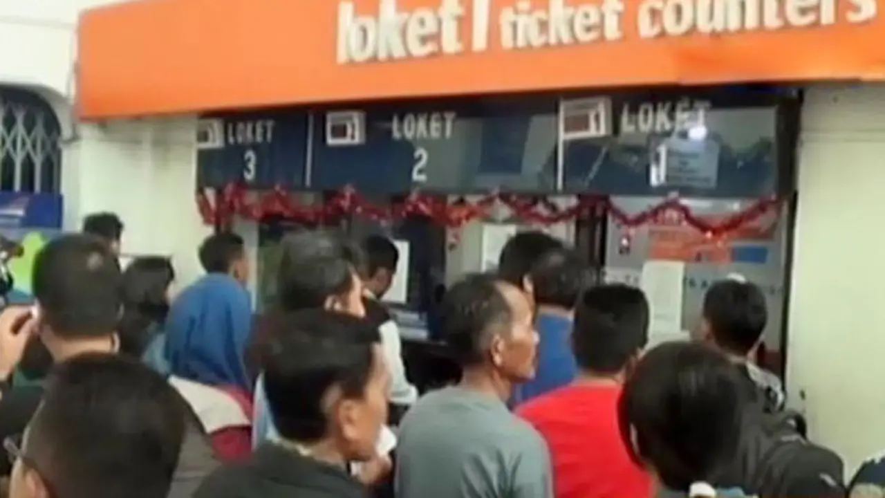 VIDEO: Arus Balik Libur Natal, Penumpang Kereta Api Membludak