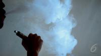 Pemerintah melalui Kementerian Perdagangan serius untuk melarang penjualan dan impor rokok elektronik (e-cigarette). Alasan utama pelarangan rokok elektrik ini adalah kesehatan, Jakarta, Selasa (19/05/2015). (Liputan6.com/Faizal Fanani)