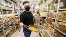 <p>Seorang pedagang buah kering mengenakan masker dan sarung tangan lateks, karena pandemi coronavirus COVID-19, memamerkan pistachio di tokonya di pasar Tajrish selama bulan suci Ramadan di Taheran, Iran (25/4/2020). (AFP/Atta Kenare)</p>