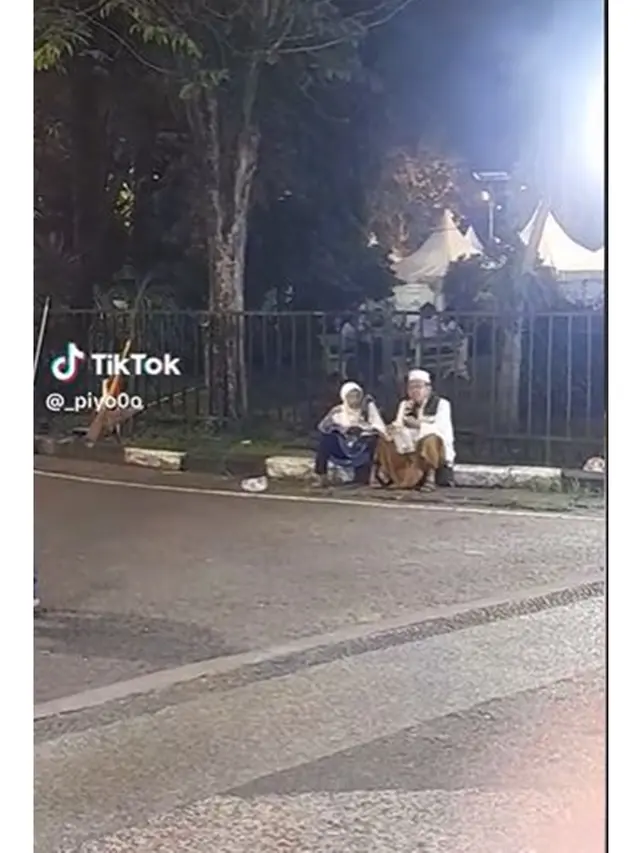 Momen Mesra Kakek-Nenek Setelah Pulang Tarawih, Romantis Jajan Pinggir Jalan