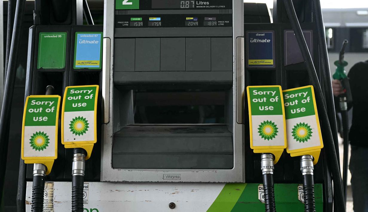 Pompa-pompa yang tidak digunakan untuk berbagai jenis bahan bakar terlihat di sebuah Stasiun Pengisian Bahan Bakar Umum (SPBU), di jalan A3, sebelah utara Guildford, Inggris selatan pada 29 Maret 2026. Konflik geopolitik di kawasan Timur Tengah memicu kenaikan serta minimnya pasokan energi secara global. (JUSTIN TALLIS/AFP)