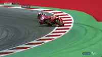 Pertarungan sengit antara pembalap Ducati, Andrea Dovizioso dan pembalap Repsol Honda, Marc Marquez pada tikungan terakhir MotoGP Austria 2017. (Twitter/MotoGP)