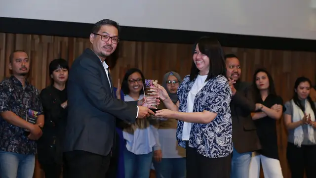 VP News KLY, Irna Gustiawati (kanan) menerima penghargaan untuk Liputan6.com dari CEO KLY, Steve Christian
