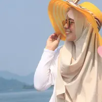 Risty Tagor, nampaknya menjadi salah satu orang yang beruntung. Di usianya yang masih terbilang muda, Risty sudah bisa menjalankan salah satu rukun Islam, yakin menjalankan ibadah Haji. (Instagram/ristytagor)