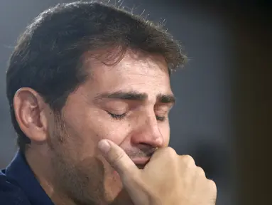 Iker Casillas menangis saat memberikan keterangan pers di Stadion Santiago Bernabeu, Madrid, Spanyol, Minggu (12/7/2015). Setelah 25 tahun, Casillas akhirnya resmi meninggalkan Real Madrid menuju Porto FC. (REUTERS/Andrea Comas)