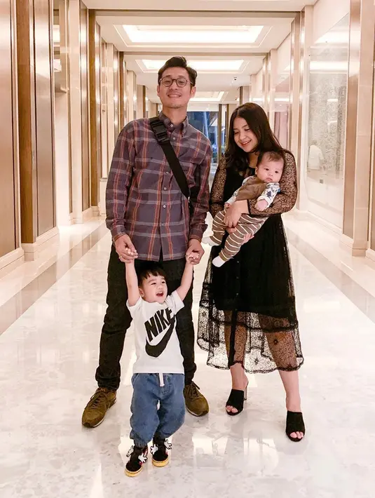 Meski terpaut usia enam tahun, dua sejoli ini mampu buktikan usia bukanlah hambatan. Bahkan seiring berjalannya waktu,  keduanya kerap kali tampil menggemaskan dengan gaya rumah tangga mereka.(Liputan6.com/IG/putrititian)