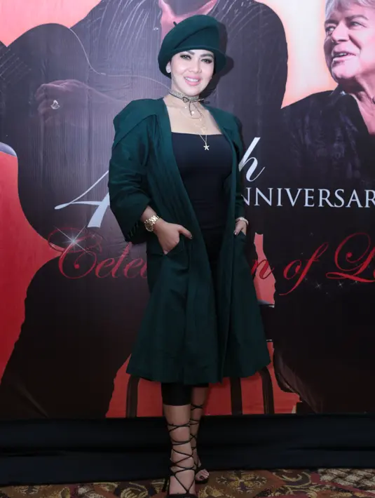 "Ini perdana buat aku kalau untuk kolaborasi dengan sebuah band. Kalau penyanyi kan sudah pernah, DJ apalagi. Jadi kalau untuk sebuah band besar, ini adalah perdana jadi andrenalinnya sangat berbeda," tambahnya. (Adrian Putra/Bintang.com)