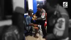 Seorang Polisi tengah menyuapi kakek renta penuh kasih sayang. Aksinya membuat haru warganet.