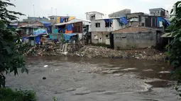 Deretan pemukiman padat di bantaran kali Ciliwung di sekitar kawasan Manggarai, Jakarta, Jumat (6/4). Hal ini menjadi satu-satunya cara mengembalikan fungsi sungai sebagai aliran air. (Liputan6.com/Helmi Fithriansyah)