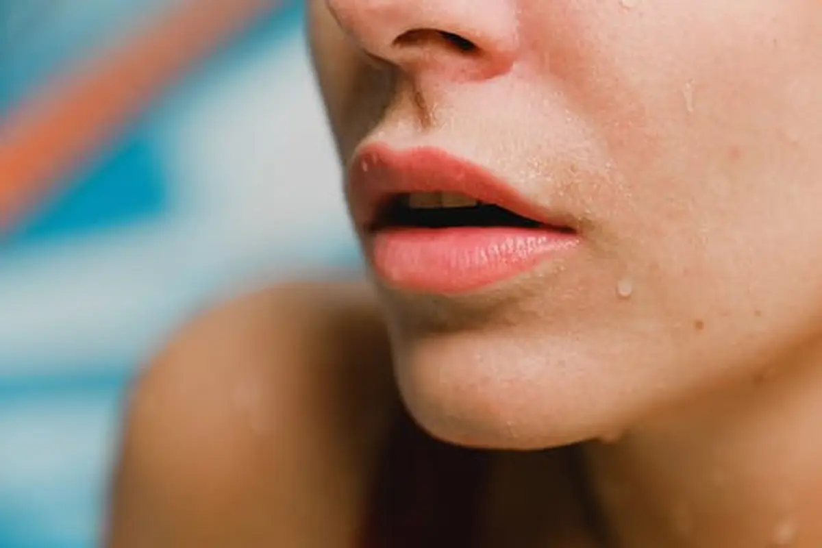 7 Cara Mengatasi Bibir Kering dan Pecah-Pecah