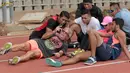 Para atlet lempar Lembing menonton video bersama pelatih, Harry Mara (tidur) usai berlatih di Stadion Madya, Jakarta, Kamis (7/6/2018). Latihan tersebut merupakan bagian dari persiapan Asian Games 2018. (Bola.com/Nick Hanoatubun)