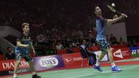 Ganda putra Indonesia, Kevin Sanjaya, berusaha memukul kok saat melawan rekan senegaranya pada Indonesia Masters 2019 di Istora Senayan, Jakarta, Jumat (25/1). Kevin / Marcus lolos ke semifinal. (Bola.com/Yoppy Renato)