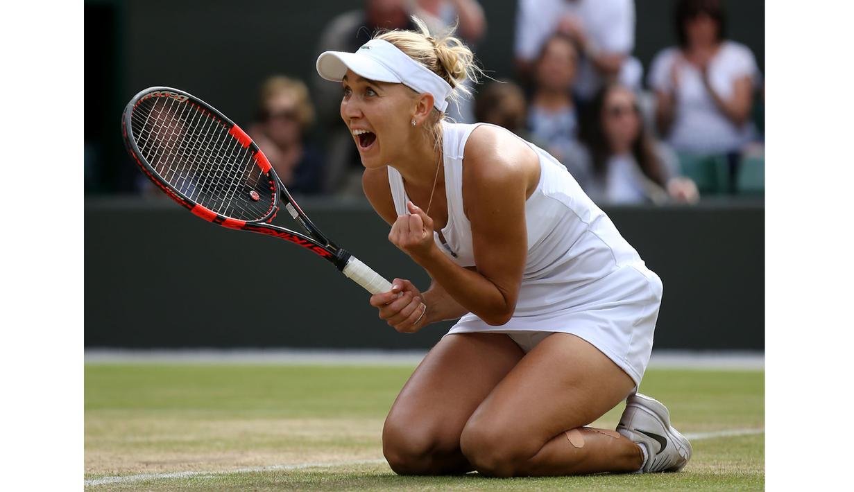  Petenis Russia, Elena Vesnina merayakan kemenangannya atas petenis Slovakia, Dominika Cibulkova pada babak perempat final tunggal putri Tenis Wimbledon Championships 2016 di The All England Lawn Tennis Club, Wimbledon, (5/7/2016). (AFP/Justin Tallis)