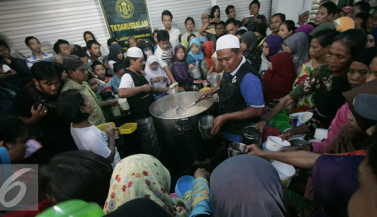 Konon, tradisi membagikan Bubur Ramadan atau Bubur Banjar Samin sudah ada sejak awal abad 20, Solo, Selasa (7/6). Warga keturunan Banjar yang mengenalkannya kepada penduduk setempat. (Liputan6.com/Boy Harjanto)
