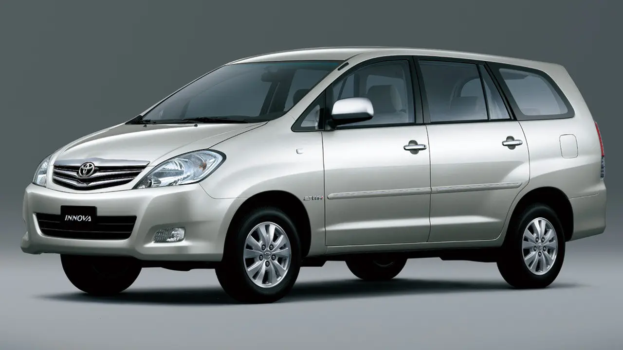 Toyota Kijang Innova generasi pertama facelift (favcars.com)
