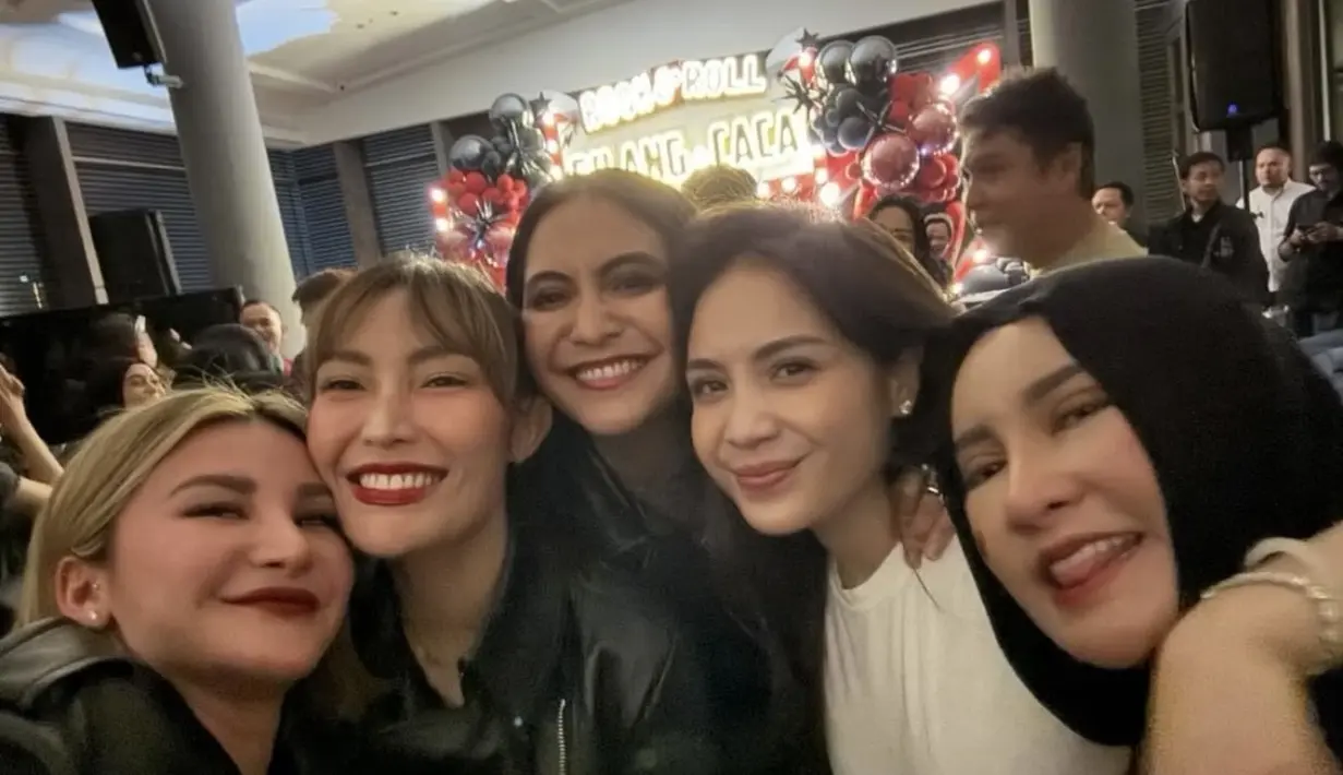 Ayu Dewi juga hadir mengenakan jaket kulot hitam. Dengan riasan wajah glam mengaplikasikan blush on pink senada dengan warna lipstiknya di bibir. [@lifeoflolitanyc]